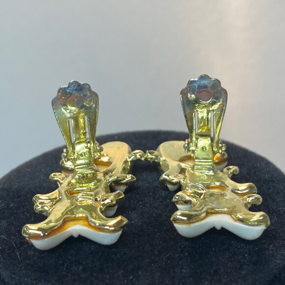 Vintage Clip On Earrings White Thermoset Plastic Flower Petal Motif Gold Tone - Picture 9 of 11